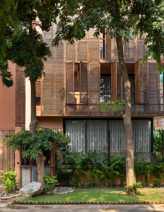 A Tale of Tinted Courts Residence / Architects Collaborative A Tale of Tinted Courts Residence / Architects Collaborative - Exterior Photography, Balcony