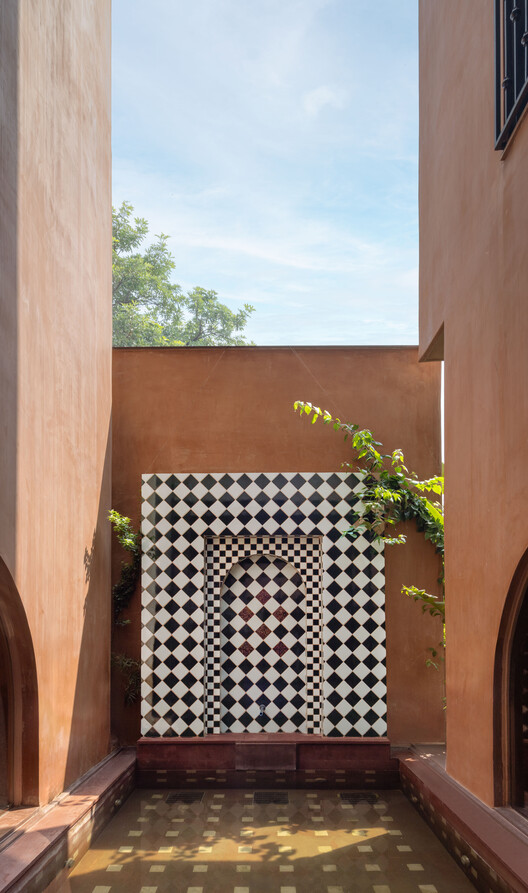 A Tale of Tinted Courts Residence / Architects Collaborative A Tale of Tinted Courts Residence / Architects Collaborative - Interior Photography, Brick, Concrete, Courtyard