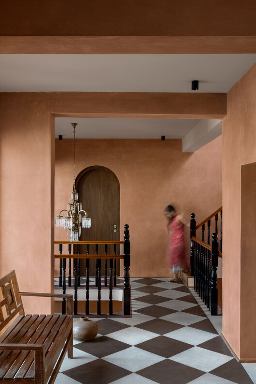A Tale of Tinted Courts Residence / Architects Collaborative A Tale of Tinted Courts Residence / Architects Collaborative - Interior Photography, Column