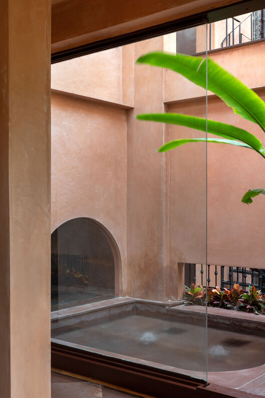 A Tale of Tinted Courts Residence / Architects Collaborative A Tale of Tinted Courts Residence / Architects Collaborative - Interior Photography