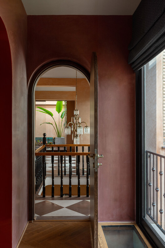 A Tale of Tinted Courts Residence / Architects Collaborative A Tale of Tinted Courts Residence / Architects Collaborative - Image 15 of 33