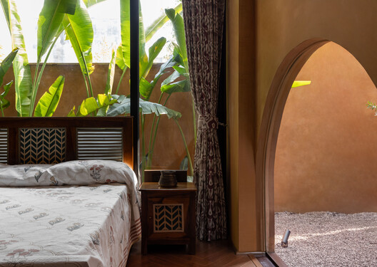 A Tale of Tinted Courts Residence / Architects Collaborative A Tale of Tinted Courts Residence / Architects Collaborative - Interior Photography, Bedroom