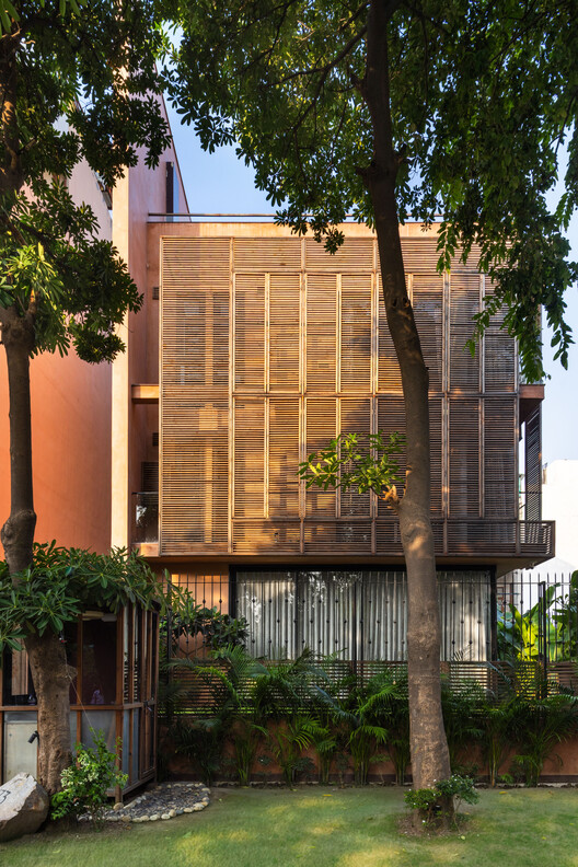 A Tale of Tinted Courts Residence / Architects Collaborative A Tale of Tinted Courts Residence / Architects Collaborative - Image 2 of 33