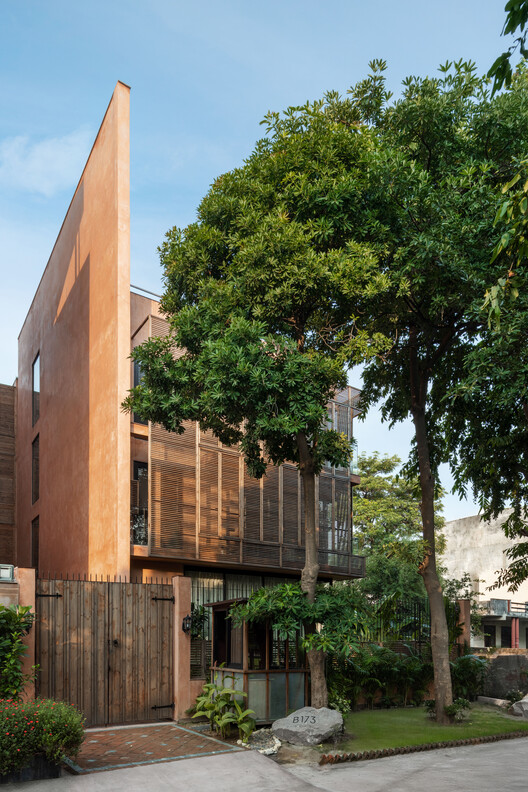 A Tale of Tinted Courts Residence / Architects Collaborative - Image 6 of 33