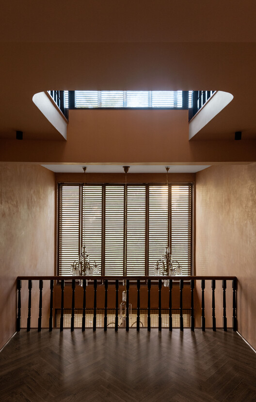 A Tale of Tinted Courts Residence / Architects Collaborative A Tale of Tinted Courts Residence / Architects Collaborative - Interior Photography, Wood