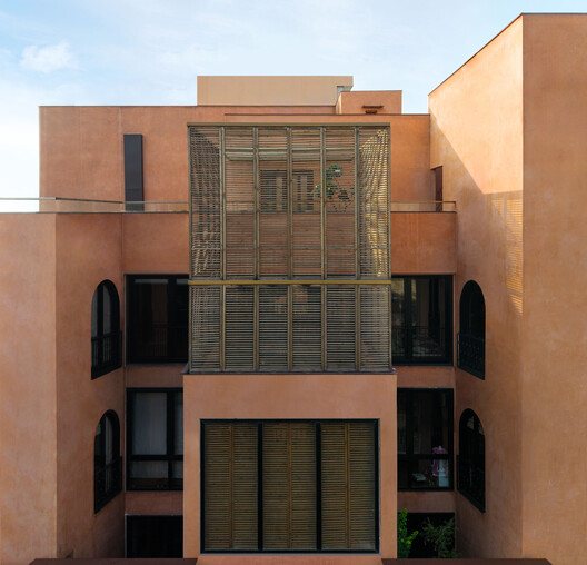 A Tale of Tinted Courts Residence / Architects Collaborative A Tale of Tinted Courts Residence / Architects Collaborative - Exterior Photography, Glass, Balcony