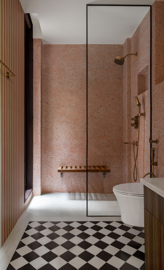 A Tale of Tinted Courts Residence / Architects Collaborative A Tale of Tinted Courts Residence / Architects Collaborative - Interior Photography, Bathroom