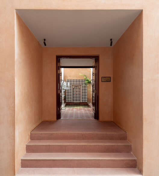 A Tale of Tinted Courts Residence / Architects Collaborative A Tale of Tinted Courts Residence / Architects Collaborative - Image 25 of 33