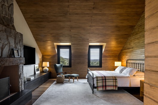Terra Catarina House / Nola Arquitetura - Interior Photography, Bedroom, Wood, Lighting, Bed, Beam, Chair