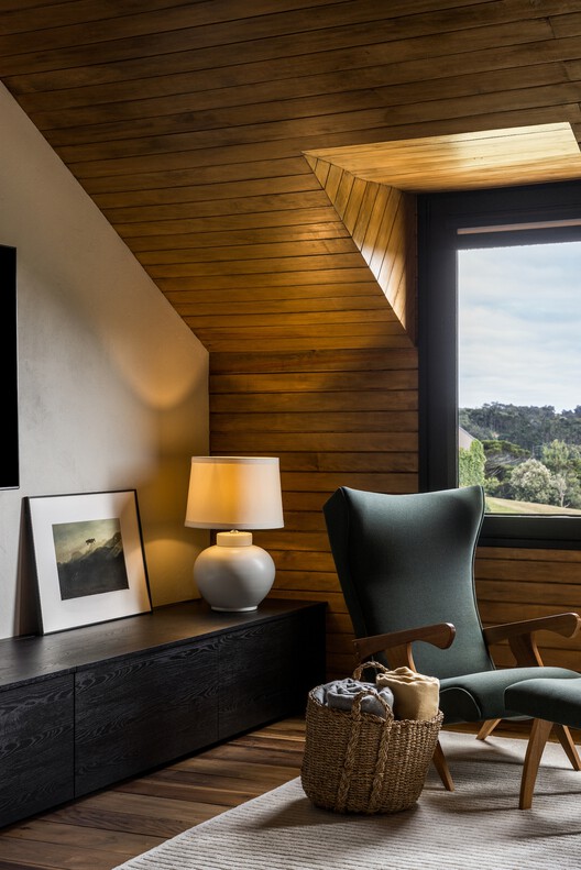 Terra Catarina House / Nola Arquitetura - Interior Photography, Living Room, Wood, Lighting, Chair