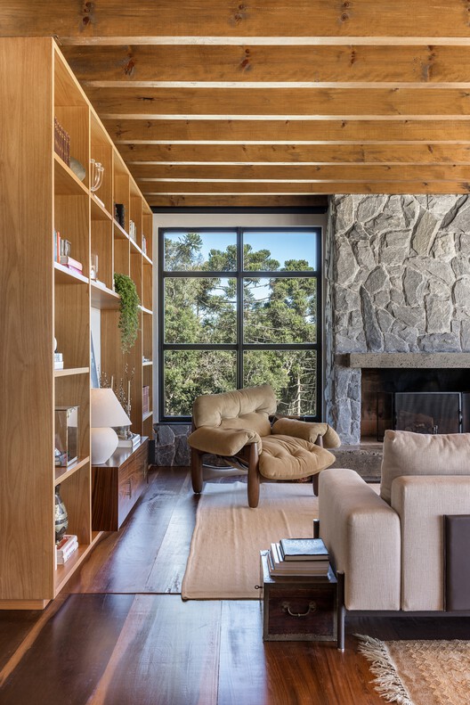Terra Catarina House / Nola Arquitetura - Interior Photography, Living Room, Wood, Sofa, Lighting, Table, Chair