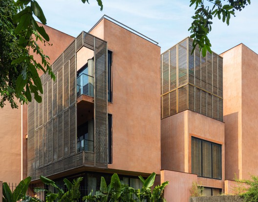 A Tale of Tinted Courts Residence / Architects Collaborative A Tale of Tinted Courts Residence / Architects Collaborative - Exterior Photography