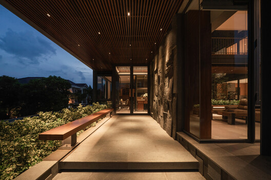 Beyond The Courtyard House / RCAB Studio Beyond The Courtyard House / RCAB Studio - Interior Photography, Wood, Balcony, Deck