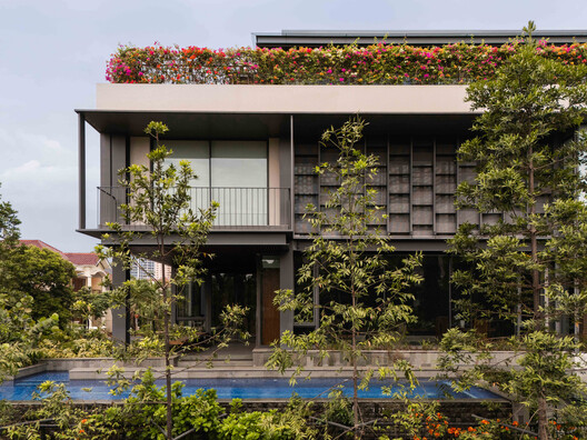Beyond The Courtyard House / RCAB Studio