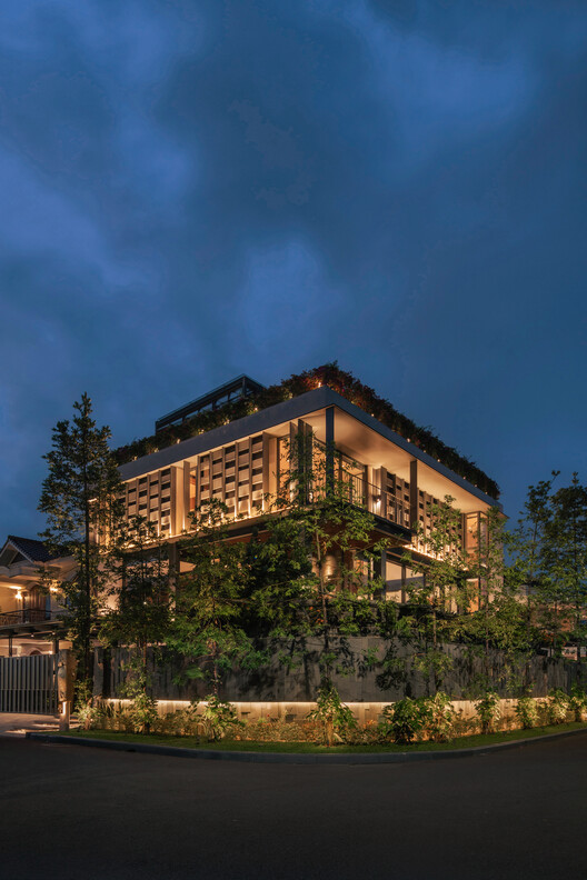 Beyond The Courtyard House / RCAB Studio Beyond The Courtyard House / RCAB Studio - Exterior Photography, Balcony