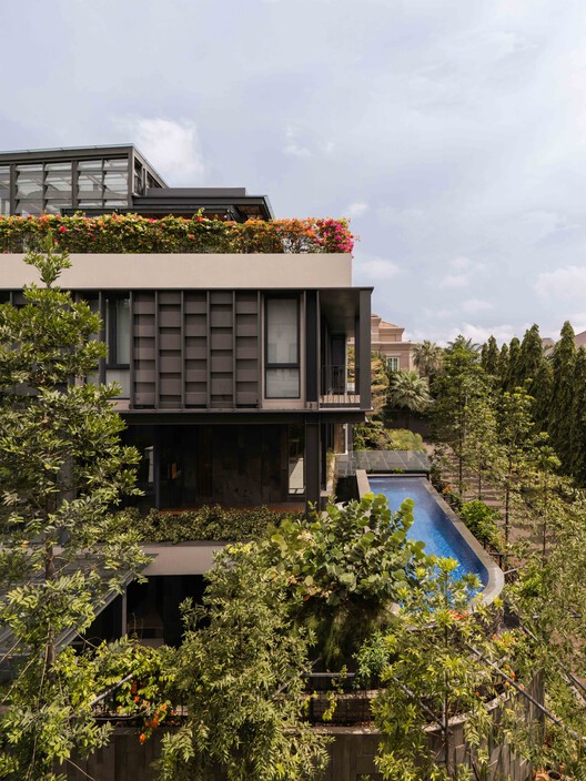 Beyond The Courtyard House / RCAB Studio Beyond The Courtyard House / RCAB Studio - Exterior Photography, Balcony