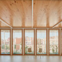 Sants Centro Social / Laos (Xavier Botet + Albert Saboya) - Fotografía de interiores, madera, vidrio