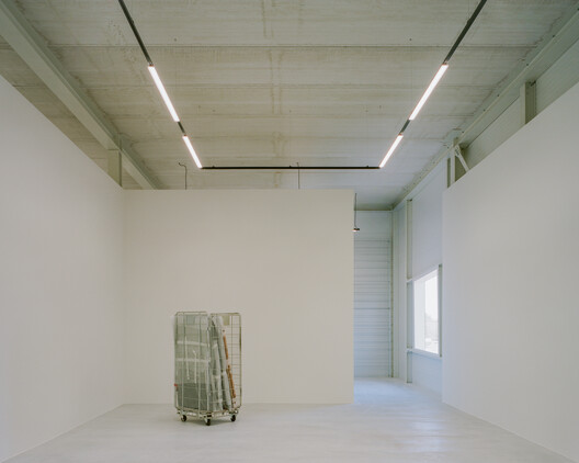 Showdepot De Groen / Space Encounters - Image 2 of 28