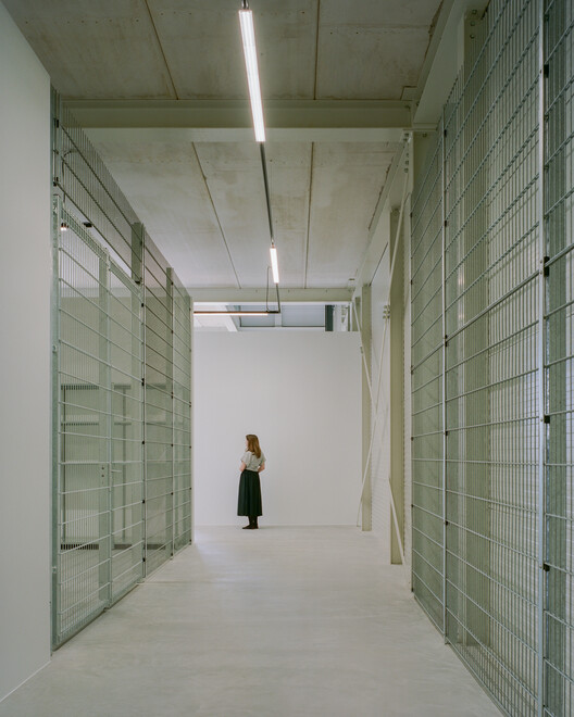 Showdepot De Groen / Space Encounters - Interior Photography, Glass