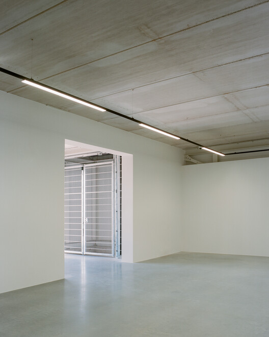 Showdepot De Groen / Space Encounters - Interior Photography, Concrete