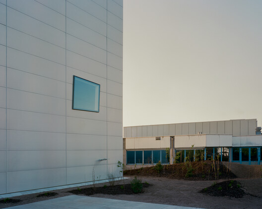 Showdepot De Groen / Space Encounters - Exterior Photography, Concrete