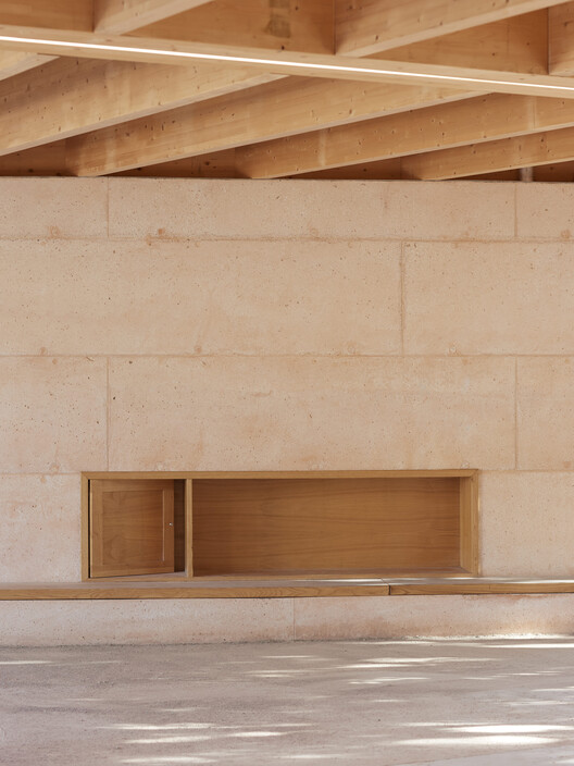 School covered playground Jean Santini - Porto-vecchio - Corsica / CGZ Architecture School covered playground Jean Santini - Porto-vecchio - Corsica / CGZ Architecture - Interior Photography, Wood, Beam
