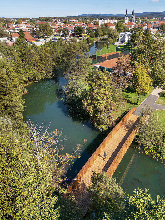 Puente peatonal sobre el río Linza / dans arhitekti - fotografía exterior, borde costero