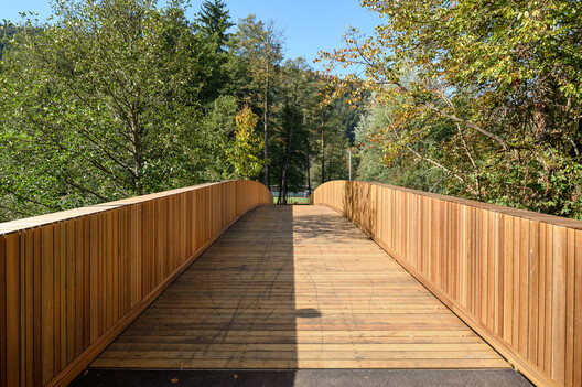 The Pedestrian Bridge across the River Rinža / dans arhitekti The Pedestrian Bridge across the River Rinža / dans arhitekti - Exterior Photography, Wood