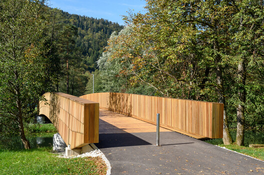 The Pedestrian Bridge across the River Rinža / dans arhitekti The Pedestrian Bridge across the River Rinža / dans arhitekti - Exterior Photography, Wood, Forest