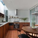Casa Ouriques / Ultra Arquitetura - Fotografia de Interiores, Ampliação, Cozinha, Bancada, Iluminação, Cadeira