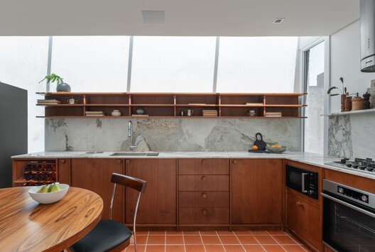 Ouriques House / Ultra Arquitetura Ouriques House / Ultra Arquitetura - Interior Photography, Kitchen, Wood, Countertop, Chair