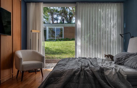 Ouriques House / Ultra Arquitetura Ouriques House / Ultra Arquitetura - Interior Photography, Bedroom, Bed, Wood, Lighting