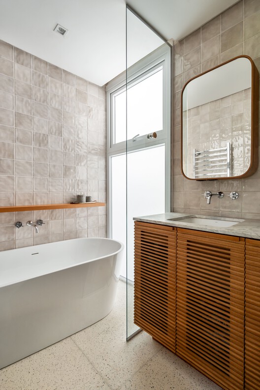 Ouriques House / Ultra Arquitetura Ouriques House / Ultra Arquitetura - Interior Photography, Bathroom, Wood, Sink, Lighting, Countertop, Bathtub