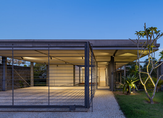 Aunt Val’s House / Márcio Flávio Motta Aunt Val’s House / Márcio Flávio Motta - Exterior Photography, Glass, Beam, Steel