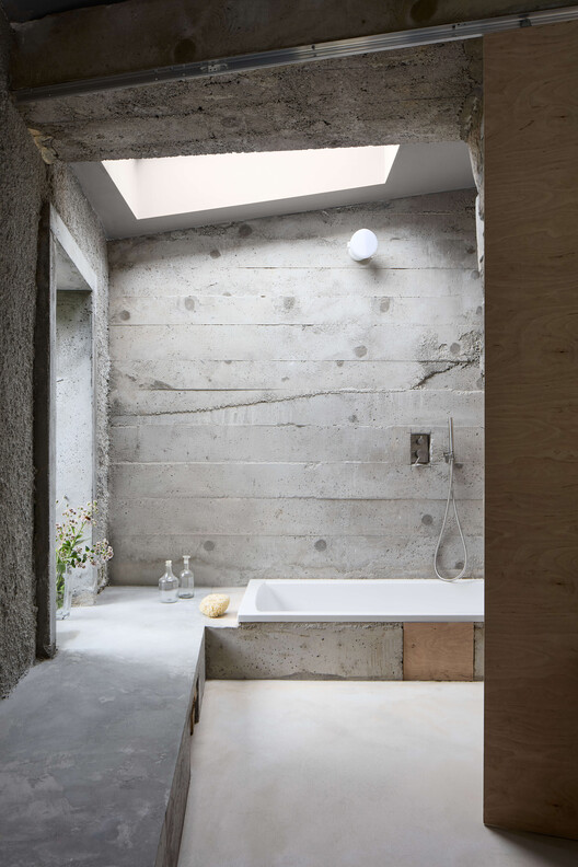 Panoší Újezd Summer House / Lenka Milerová architektka - Interior Photography, Bathroom, Concrete, Bathtub