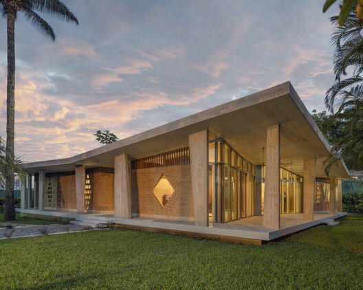 Villa CROCODILE / LOCALARCHITECTURE Villa CROCODILE / LOCALARCHITECTURE - Exterior Photography, Column, Courtyard