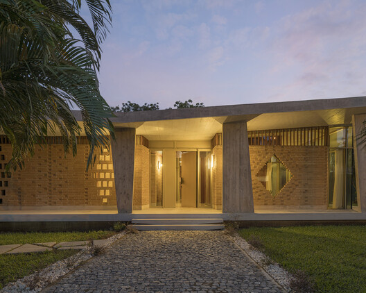 Villa CROCODILE / LOCALARCHITECTURE Villa CROCODILE / LOCALARCHITECTURE - Exterior Photography, Courtyard