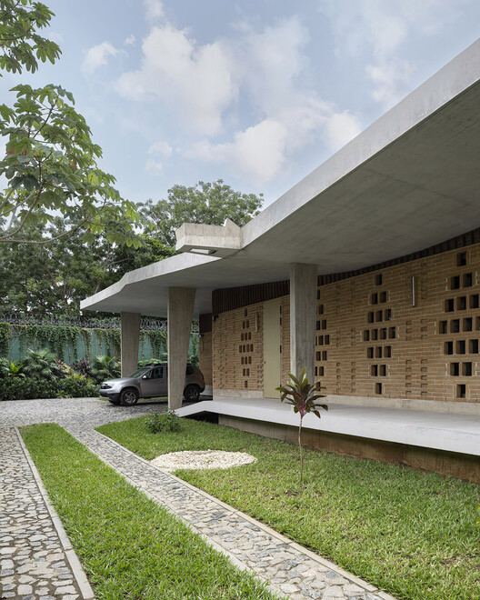 Villa CROCODILE / LOCALARCHITECTURE Villa CROCODILE / LOCALARCHITECTURE - Exterior Photography, Concrete, Garden, Courtyard