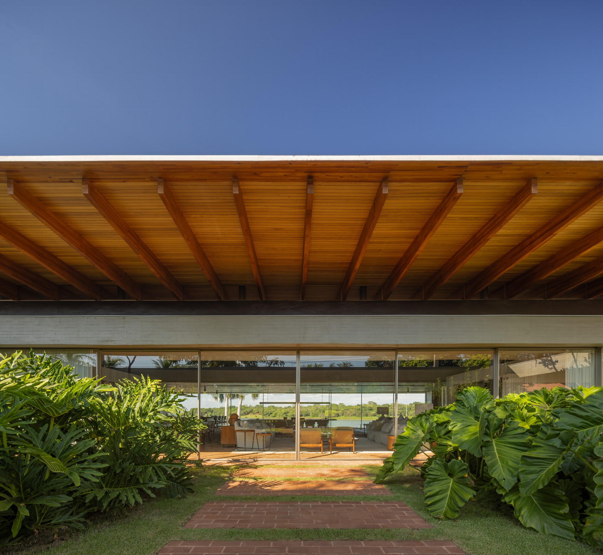 Dům Alva: Architektura v souladu s přírodou brazilské přehrady