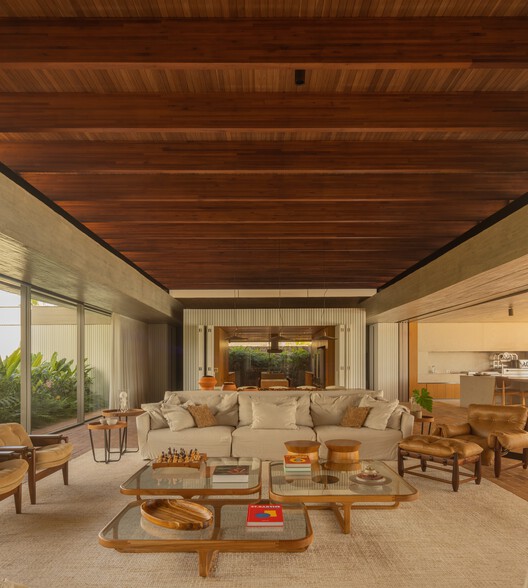 Alva House / Felipe Caboclo Arquitetura - Interior Photography, Living Room, Wood, Table, Lighting, Chair, Beam