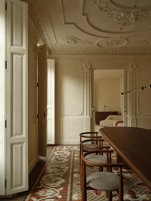 Ciutat Vella Apartment / Balzar Arquitectos Ciutat Vella Apartment / Balzar Arquitectos - Interior Photography, Wood, Lighting, Door, Chair