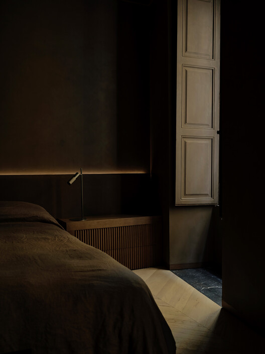 Ciutat Vella Apartment / Balzar Arquitectos Ciutat Vella Apartment / Balzar Arquitectos - Interior Photography, Bedroom, Wood, Lighting, Bed