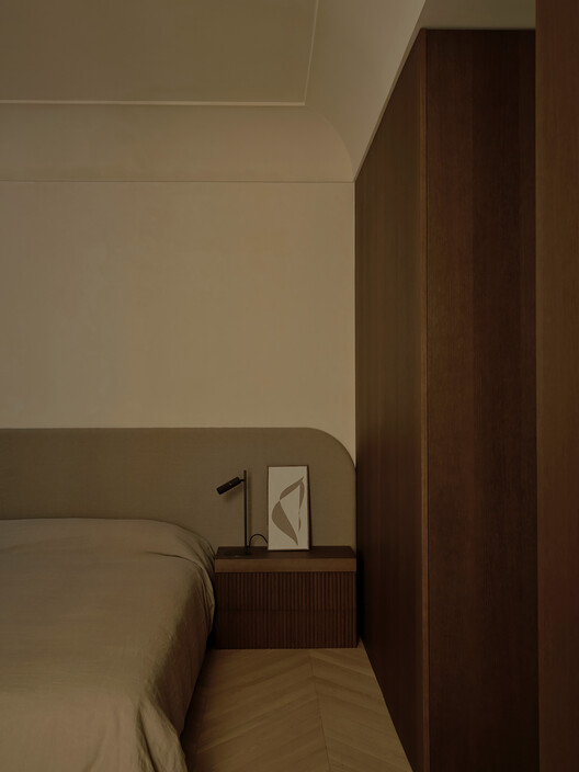 Ciutat Vella Apartment / Balzar Arquitectos Ciutat Vella Apartment / Balzar Arquitectos - Interior Photography, Bedroom, Wood, Lighting, Bed