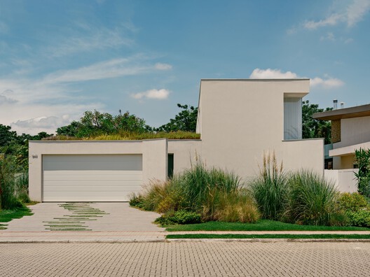 SJC House / Felipe Hess Arquitetos SJC House / Felipe Hess Arquitetos - Exterior Photography, Facade, Concrete, Garden