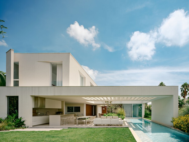 SJC House / Felipe Hess Arquitetos - Exterior Photography, Houses, Courtyard, Balcony