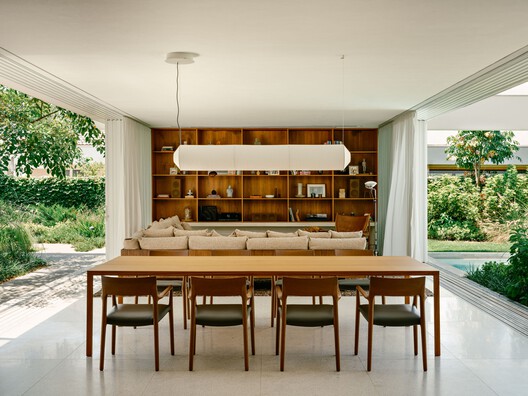 SJC House / Felipe Hess Arquitetos SJC House / Felipe Hess Arquitetos - Interior Photography, Dining room, Table, Wood, Chair, Glass
