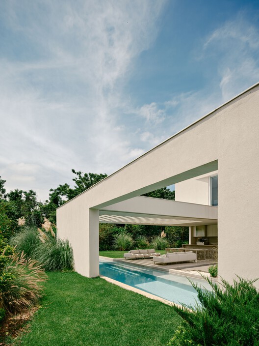 SJC House / Felipe Hess Arquitetos SJC House / Felipe Hess Arquitetos - Exterior Photography, Garden, Concrete, Courtyard