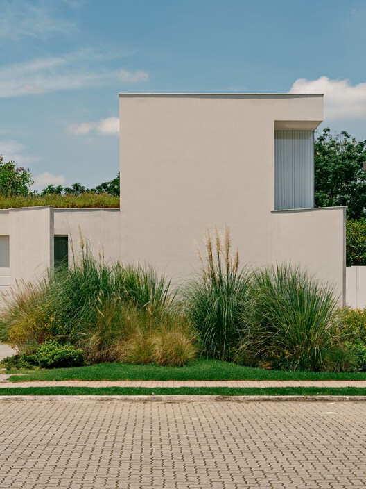 SJC House / Felipe Hess Arquitetos SJC House / Felipe Hess Arquitetos - Exterior Photography, Garden, Concrete