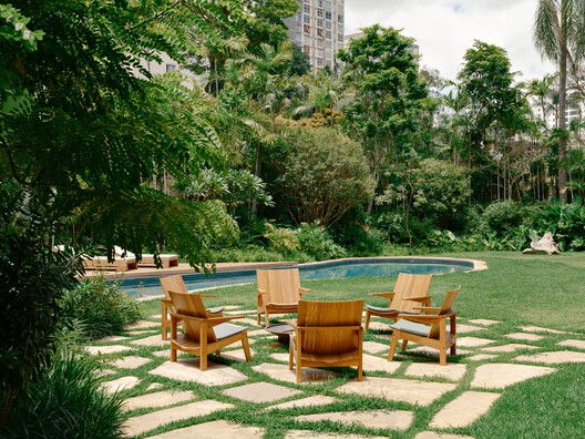 Jacarezinho II House / Felipe Hess Arquitetos Jacarezinho II House / Felipe Hess Arquitetos - Exterior Photography, Garden, Chair, Courtyard