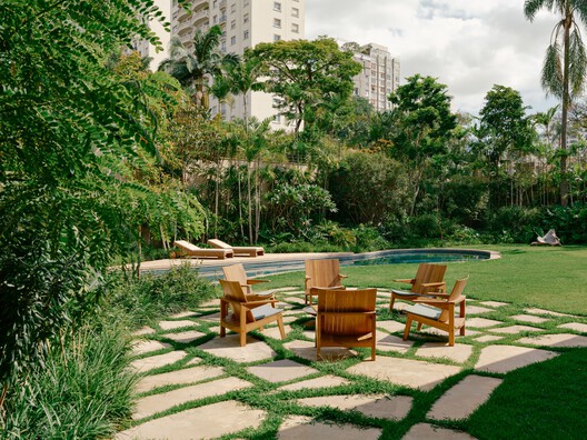 Jacarezinho II House / Felipe Hess Arquitetos Jacarezinho II House / Felipe Hess Arquitetos - Exterior Photography, Garden, Chair, Courtyard